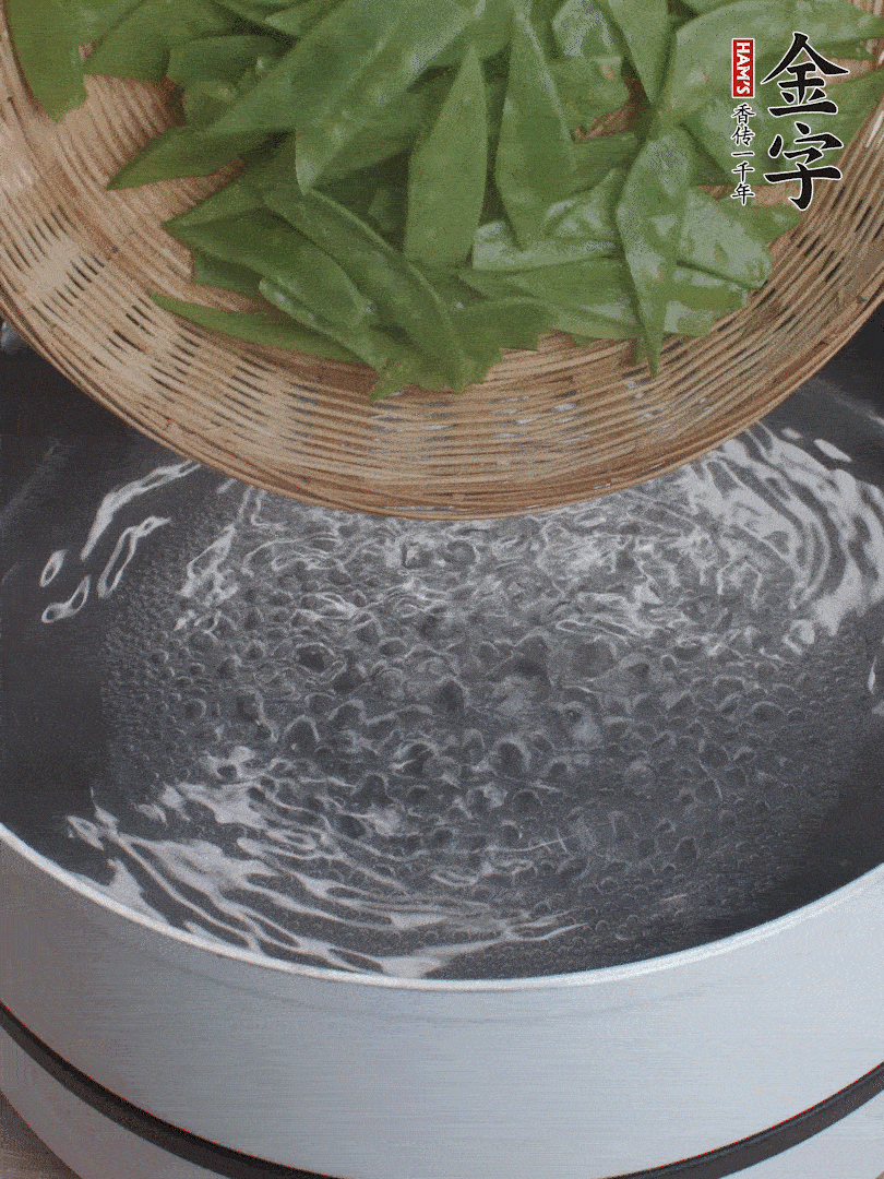 甜豆莢撕掉老筋，斜切兩半，焯水1分鐘。