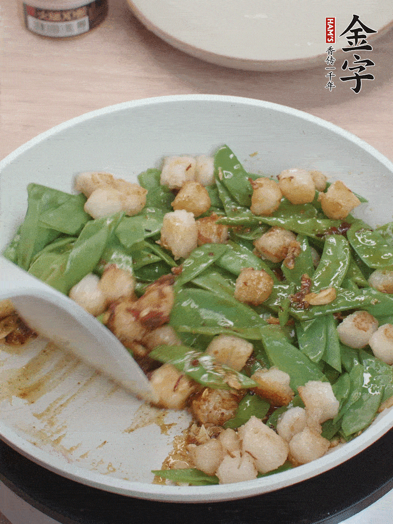 下甜豆莢、鮮貝輕輕翻炒均勻。