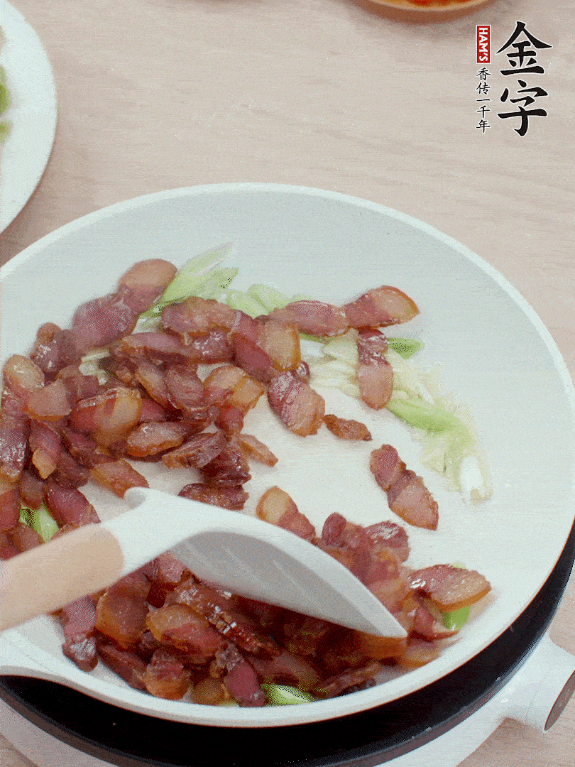 鍋中少許油，姜、蒜白爆香，下臘肉煸出油脂。