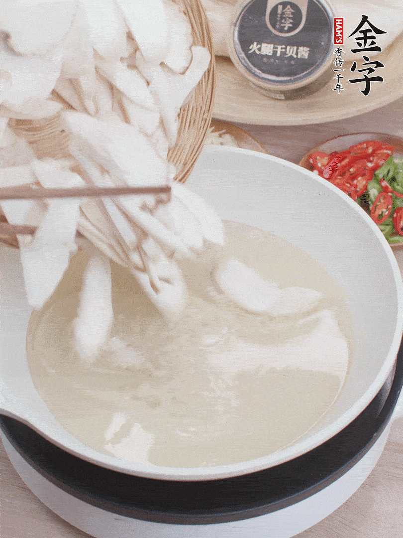 杏鮑菇切成片，油溫7層熱炸2分鐘。