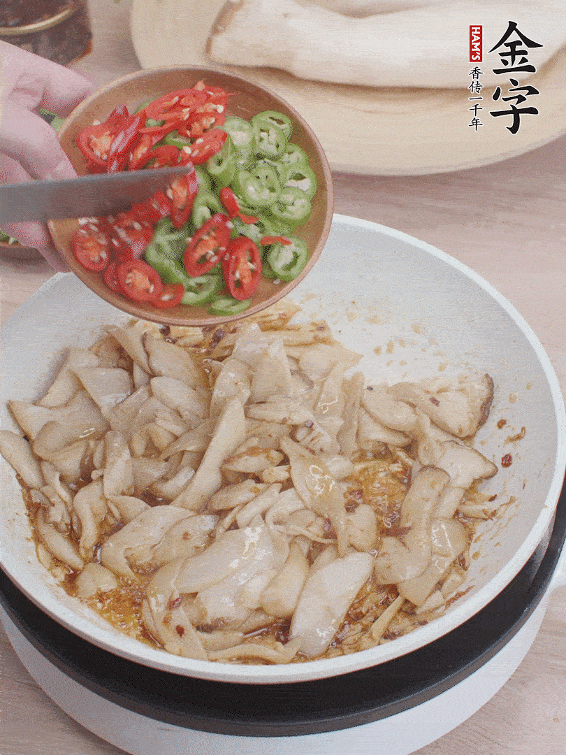 下杏鮑菇、青紅辣椒炒出香味。