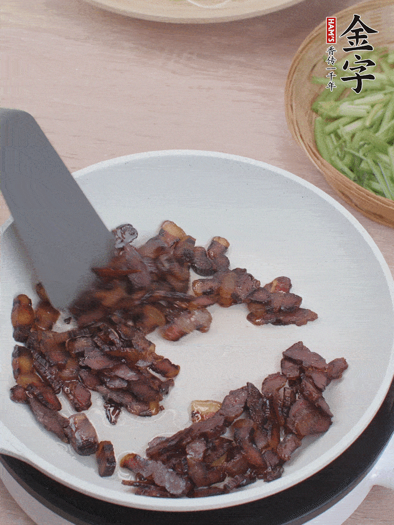 起鍋熱油，煸香醬油肉。