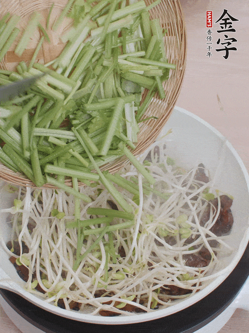 下豆芽、香芹翻炒均勻。