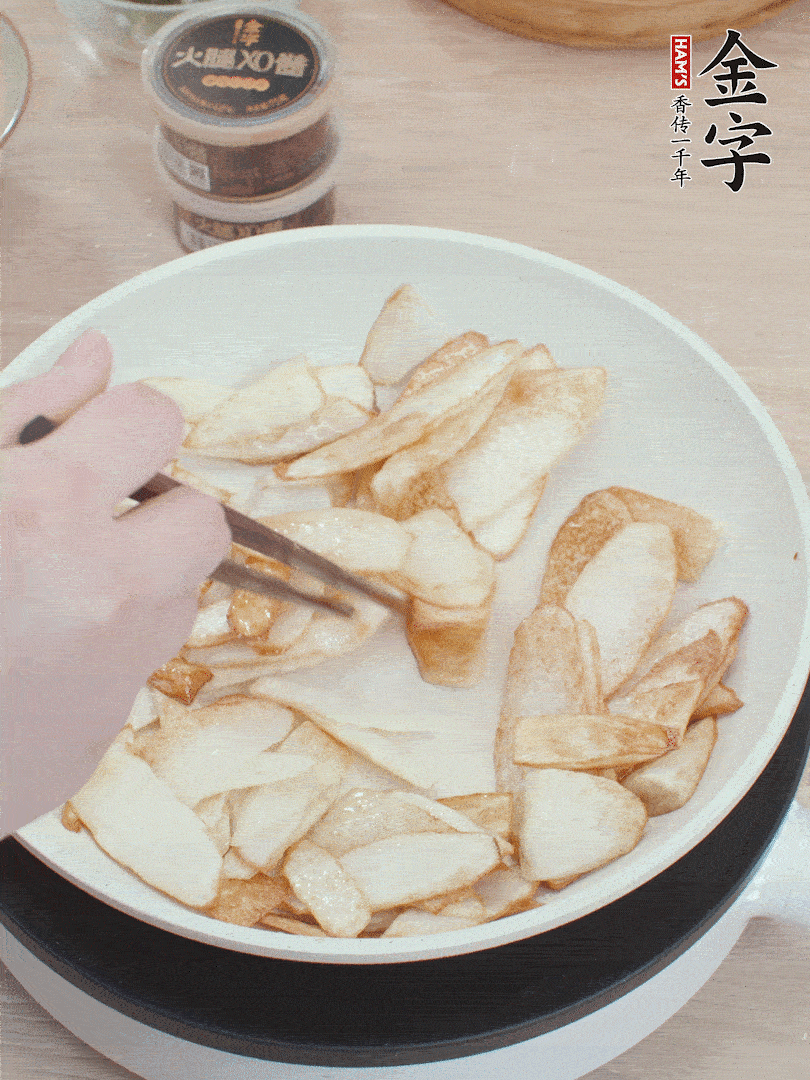 鍋中熱油，山藥煎至兩面金黃。