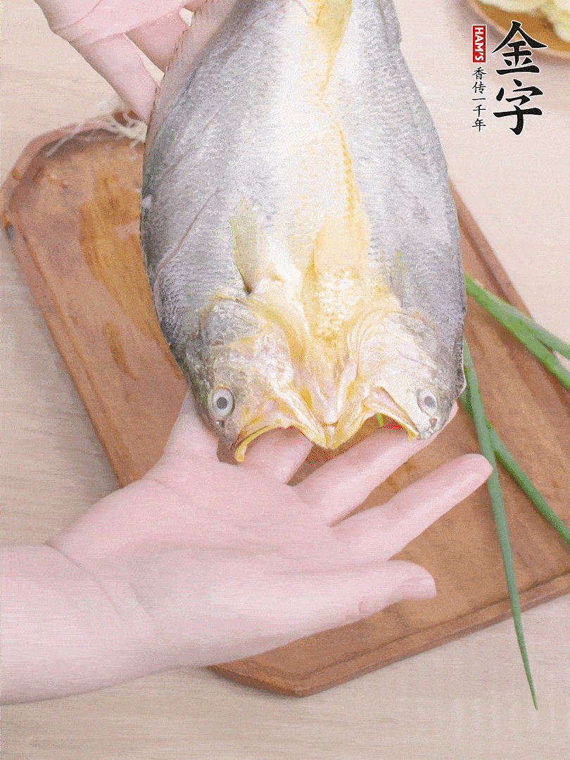 黃魚背部開刀，洗凈切花刀。適量鹽涂抹魚身兩面。