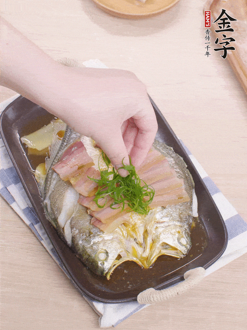 取出姜蔥，淋2勺蒸魚豉油，擺蔥絲。