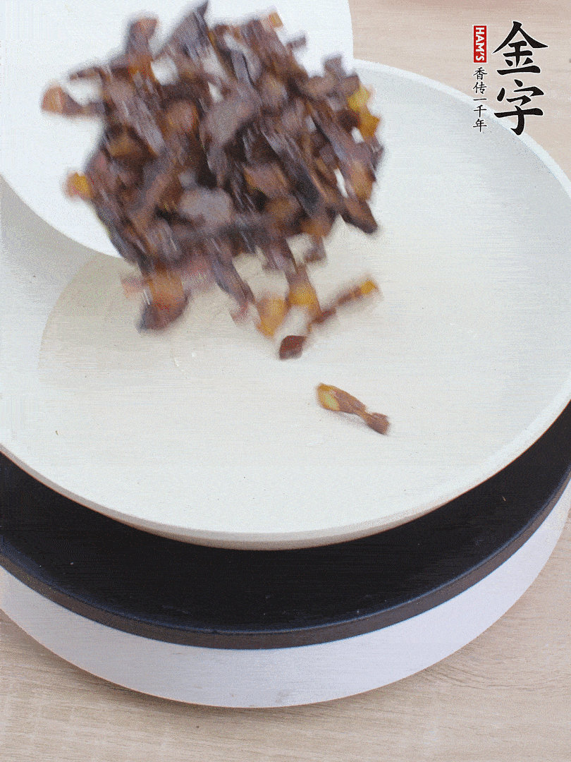 油熱倒醬油肉，編出香味。