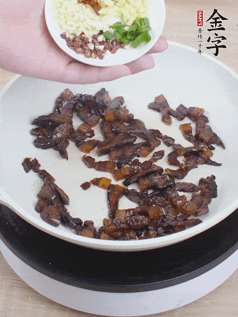 下蔥姜蒜、干辣椒、花椒粒炒香。
