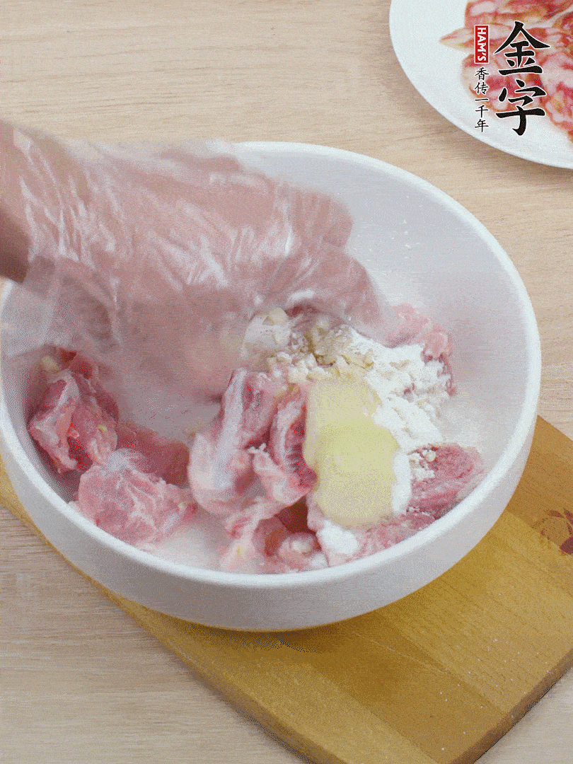 洗凈的小排，加鹽、姜、蒜末、淀粉、胡椒粉抓勻，腌制15分鐘。