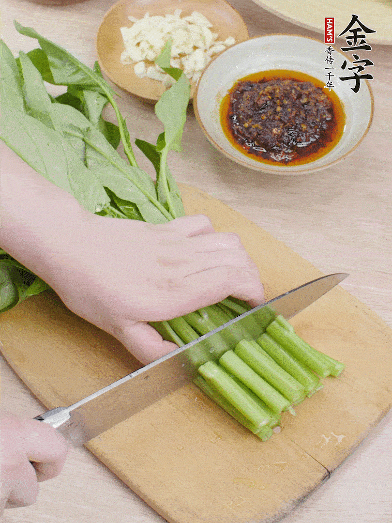 空心菜切段，大蒜拍碎切末。