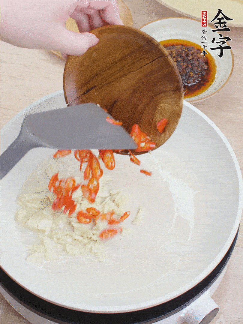 油熱煸香蒜末、辣椒。