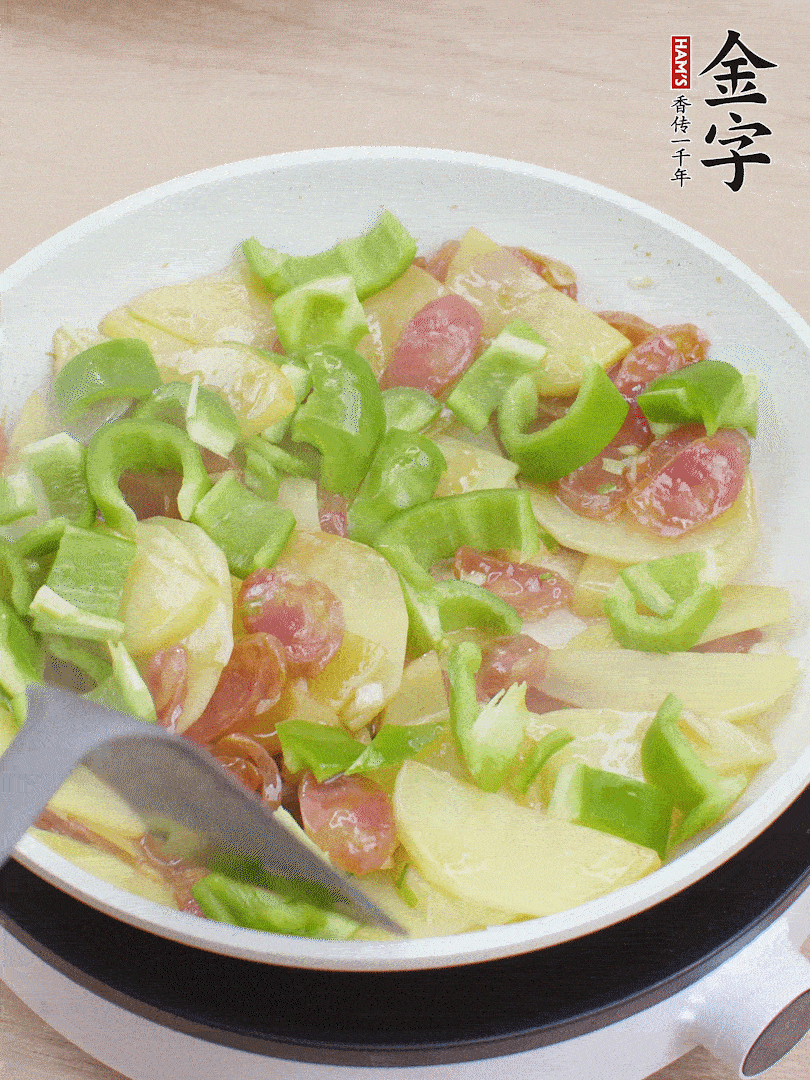 下辣椒翻炒1分鐘。