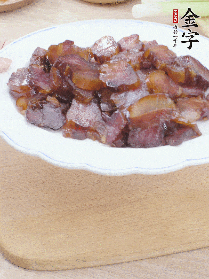 金字醬油肉水煮15分鐘，切薄片。