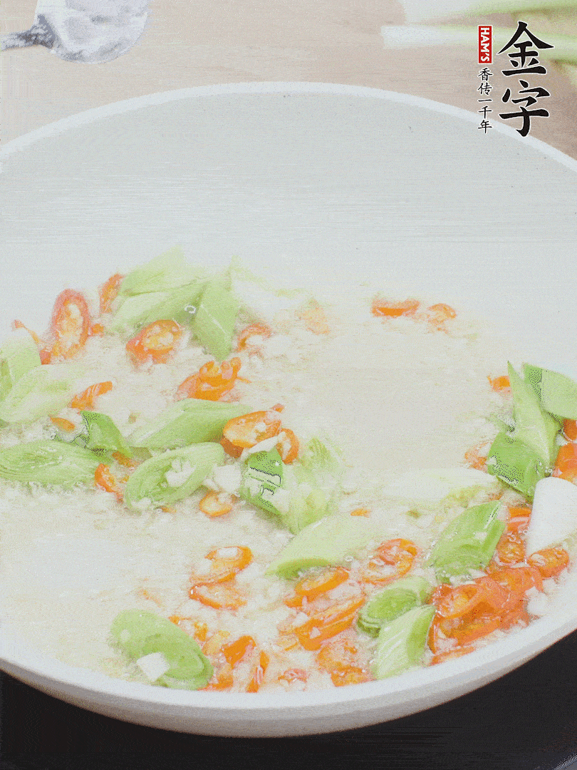 油5成熱時，下蒜末、辣椒、蒜白煸炒。