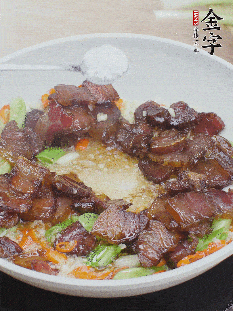 下醬油肉，一點生抽、白糖調(diào)味。