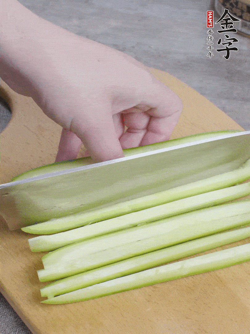西葫蘆對(duì)半切，去瓤切條。