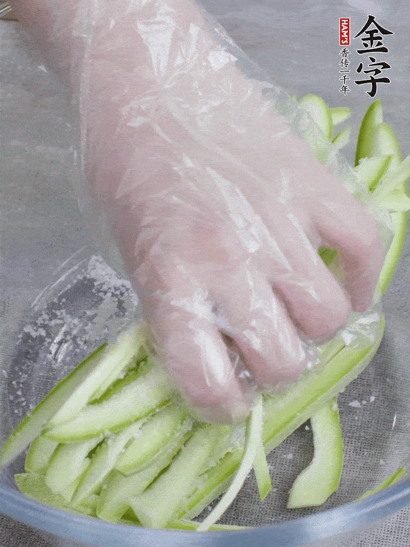 加鹽腌制15分鐘，清洗后擠干水份。