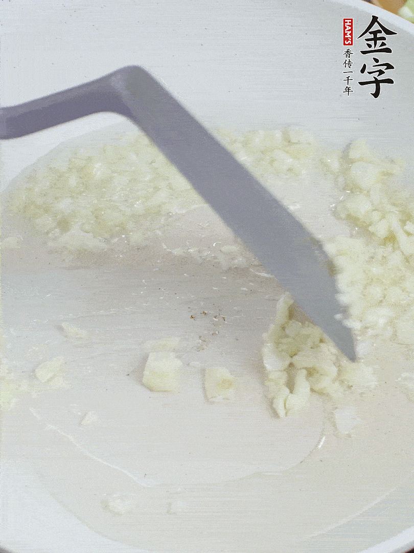冷鍋熱油，下大蒜煎至兩面微黃。