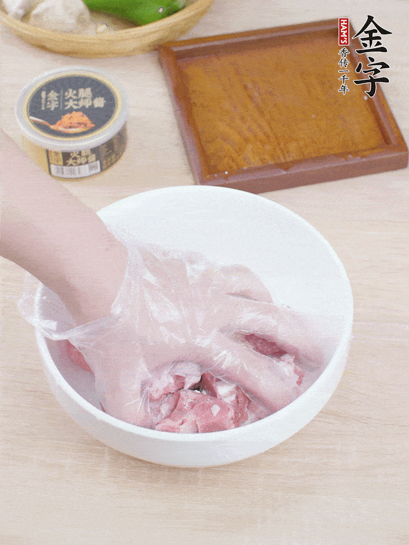 豬小排，加1勺料酒、1勺蠔油、1/3勺白胡椒粉、淀粉，抓拌均勻腌漬30分鐘。青椒去蒂去籽切塊。洋蔥去皮切塊。