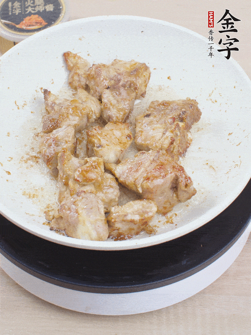 油4成熱，下小排煎炒至邊緣微微發(fā)焦。