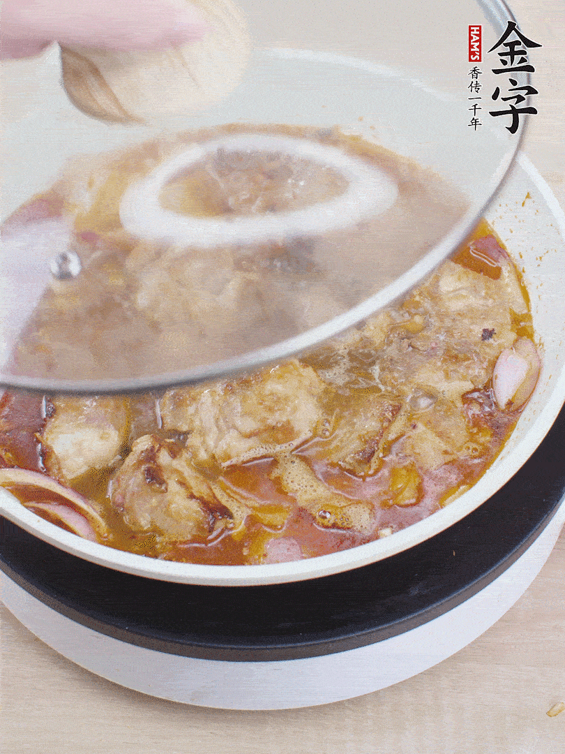 下小排翻炒，加1勺生抽、1點(diǎn)白砂糖和少許水燜2分鐘。