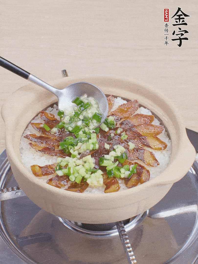 倒蔥姜醬再燜1分鐘。（也可以淋點(diǎn)生抽）
