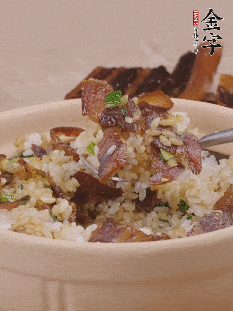 揭蓋后撒點(diǎn)蔥花裝飾，趁熱拌勻。