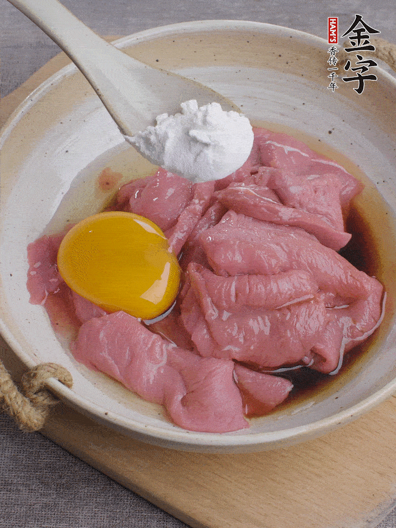 牛肉切片，雞蛋1個、水2勺、料酒1/2勺、生抽1/2勺、生粉1勺腌15分鐘。