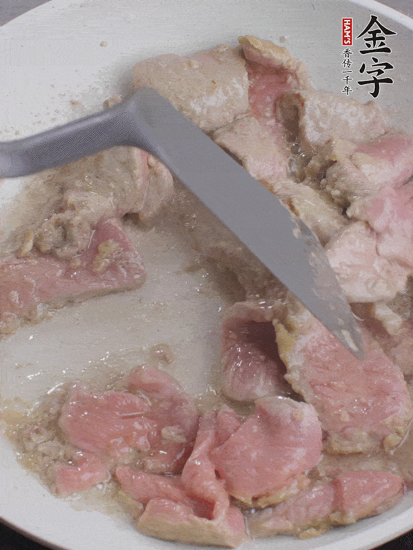鍋中少油，下牛肉炒至變色。（盛出來）