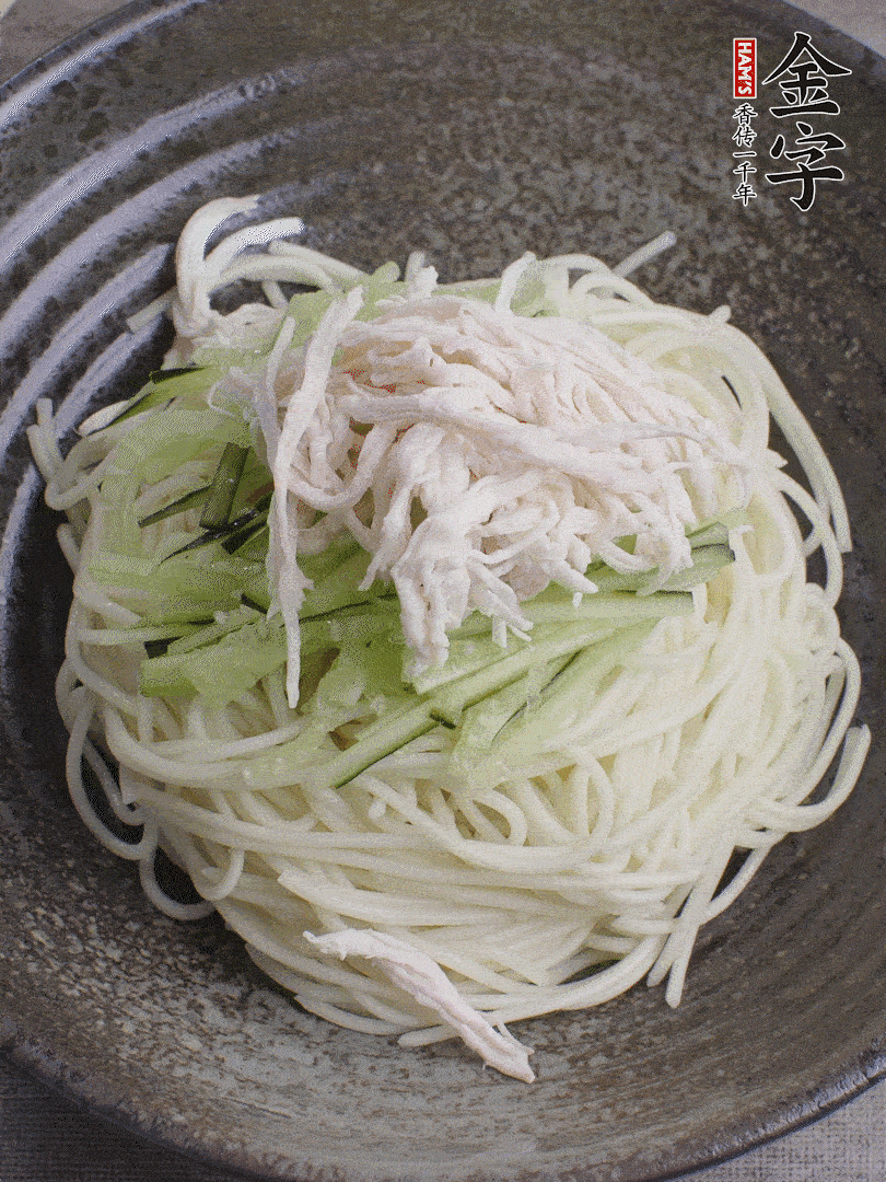 堿水面（熟）倒入大碗中，鋪上黃瓜絲、雞絲。