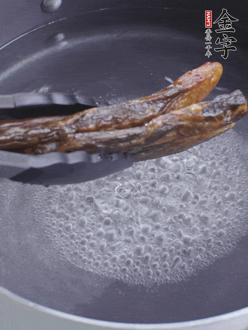 金字醬油肉水煮15分鐘，切薄片。
