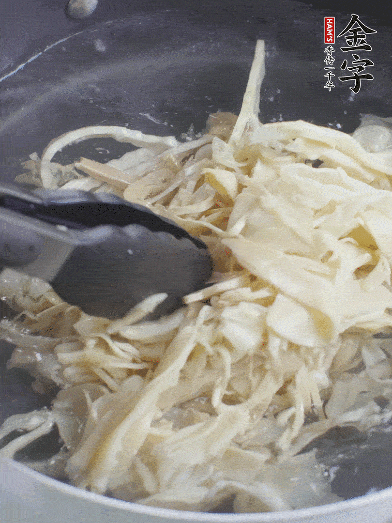 糯米筍焯水1分鐘，過涼水，擠干水份。