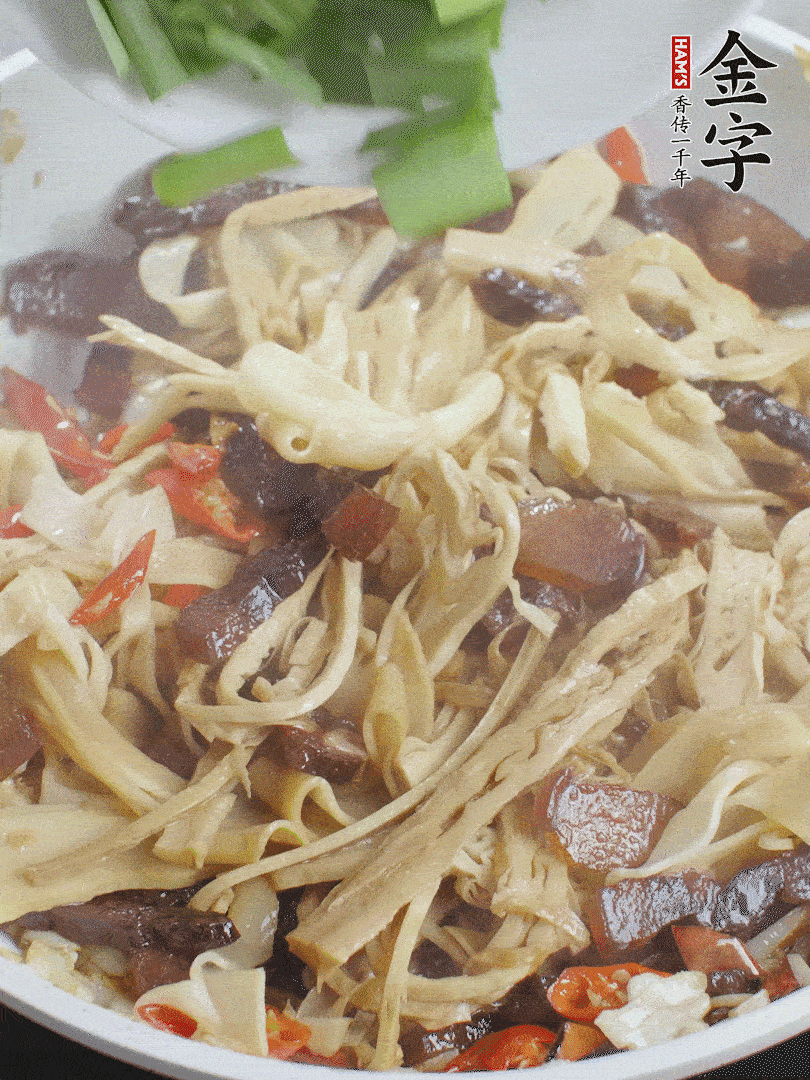翻炒均勻，下蒜葉。