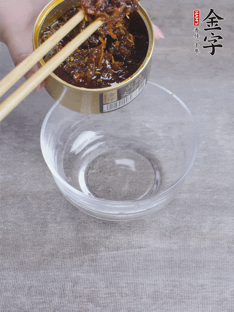 金字火腿大師醬2勺、醬油1勺、白砂糖1/2勺調(diào)勻。