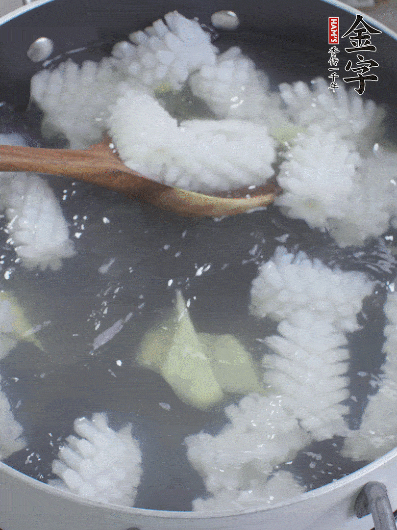 魷魚解凍后，加姜片、料酒汆燙30秒。