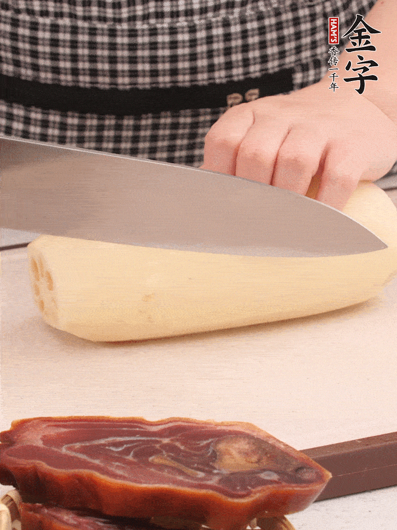 蓮藕削皮切塊。