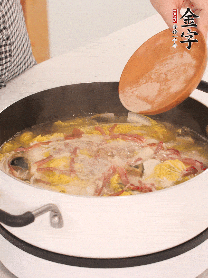 加適量的白胡椒調(diào)味。