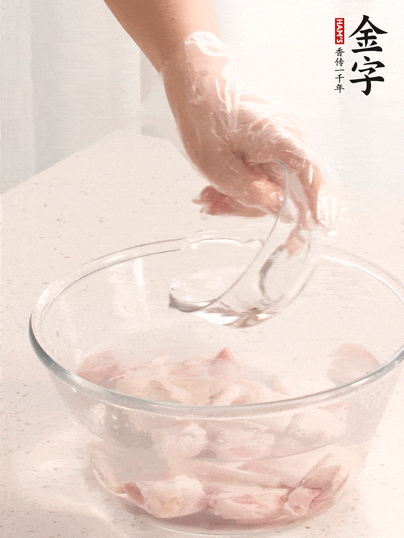 豬蹄除去雜毛、刮去油膩，斬成大塊，冷水浸泡半小時(shí)出血水，冷水下鍋，放入姜片、醋去腥，水燒開大約2分鐘，撈出。（白醋能夠讓豬蹄更白凈）