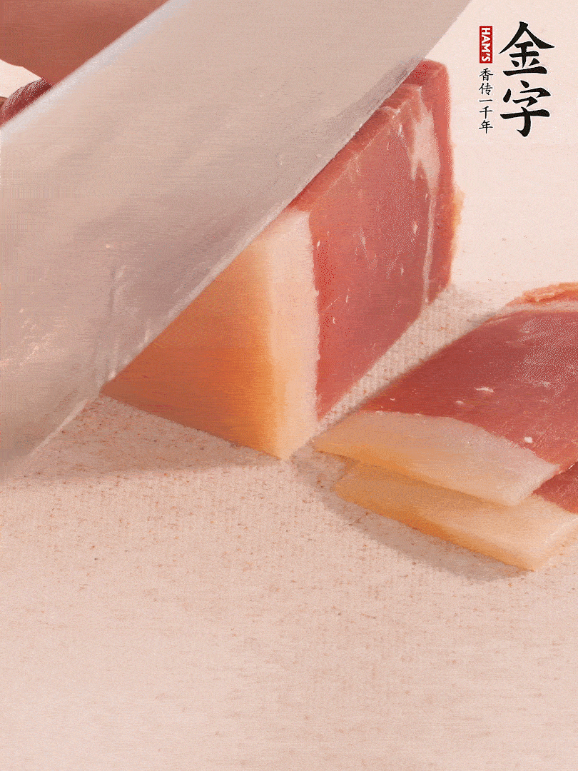金字火腿切片，溫水浸泡5分鐘。