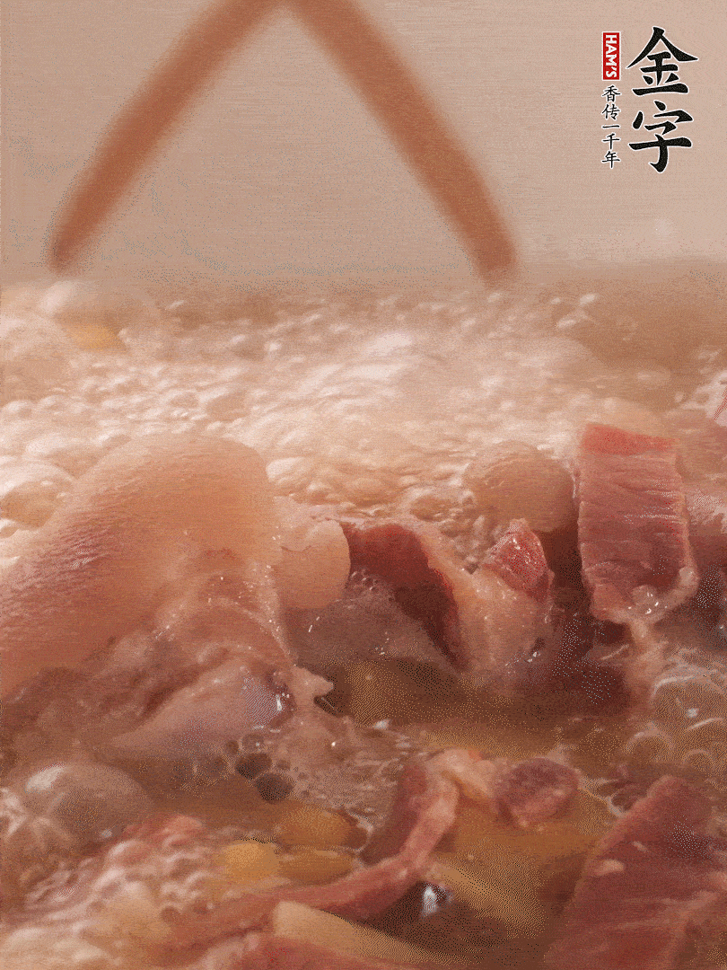 大火將水煮開后，蓋上鍋蓋，轉(zhuǎn)小火慢燉1個(gè)半小時(shí)。