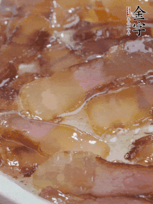 油5成熱，醬油肉煸香。