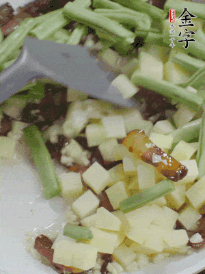 下蒜末、豆角、土豆塊翻炒。
