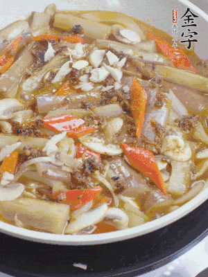 撒蒜末、香菜末。