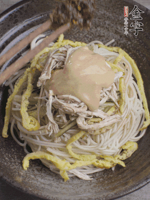 生抽1勺、醋1勺、芝麻醬1勺、金字火腿大師醬1勺。