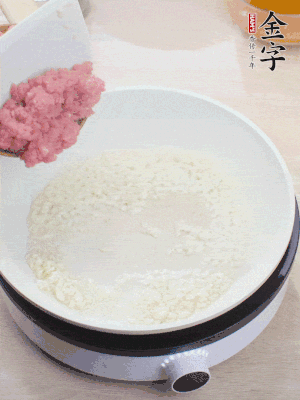下火腿片、筍干均勻翻炒后，加2勺料酒、適量清水。