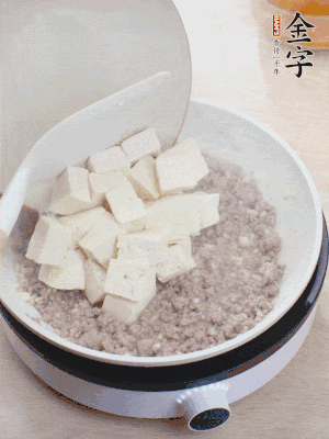 蓋蓋燉煮20分鐘后，加腐皮，撒一點(diǎn)枸杞。
