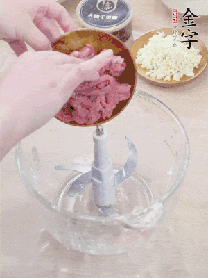 牛肉攪成牛肉泥。