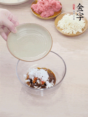 調(diào)料汁：金字火腿干貝醬2勺、剁椒1/2勺、生抽1/2勺、淀粉2勺、清水半碗。