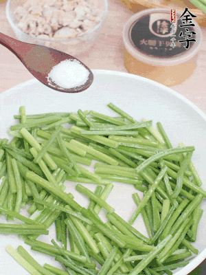 起鍋熱油，下韭菜苔炒至變色。加少許鹽。