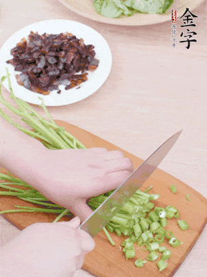 空心菜摘掉葉子，菜梗切成丁。
